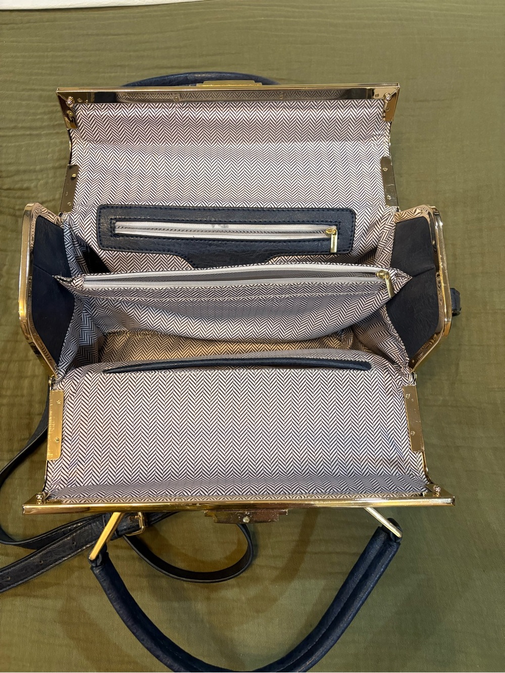 SALE 🌟 VINTAGE | Structured Navy Top-Handle Satchel with Gold Hardware - Picture 3 of 3